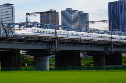 多摩川で新幹線