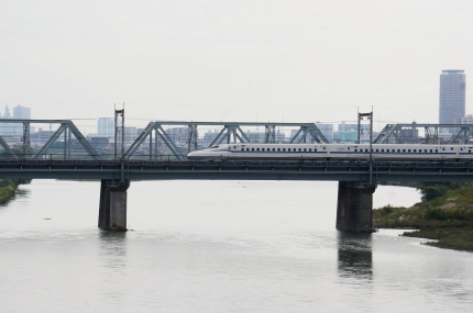多摩川を渡る新幹線